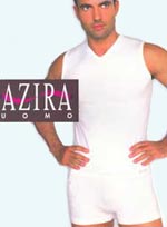 мужчина в футболке AZIRA
